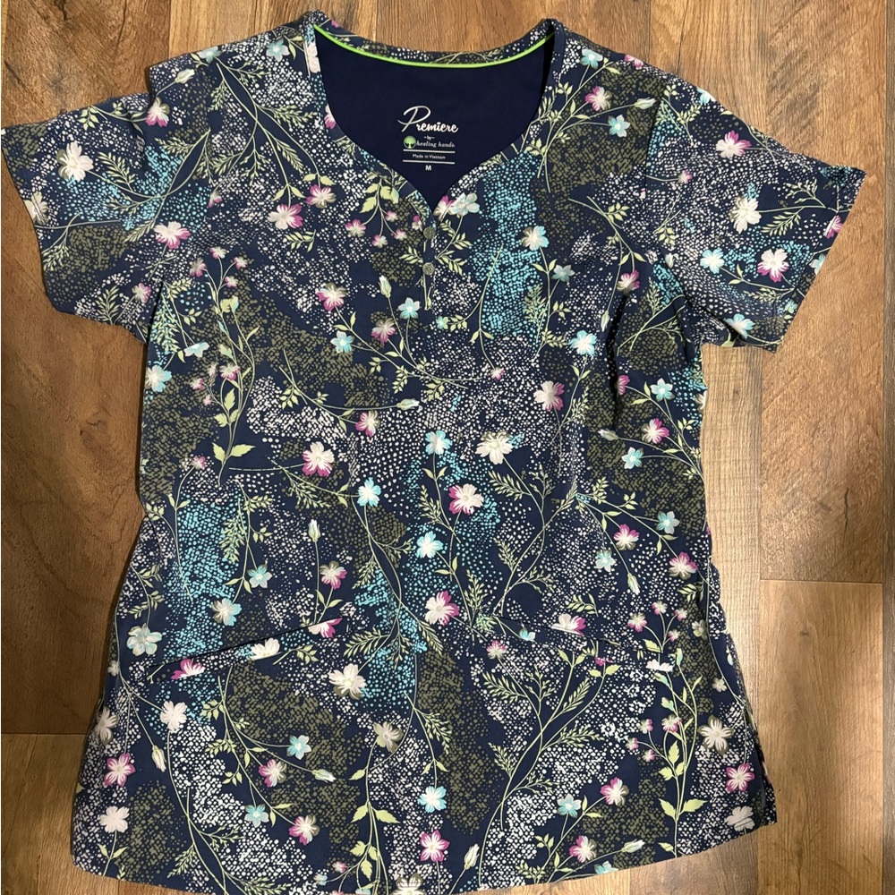 Healing Hands medium scrub top